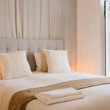 41 Bed River Front *
